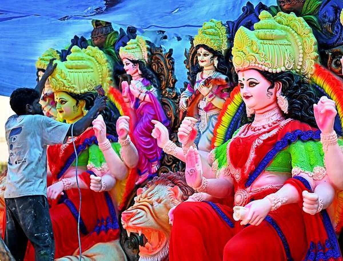 Devotees offering prayer and clicking pictures at Minto Road Mandal: A practical reader guide